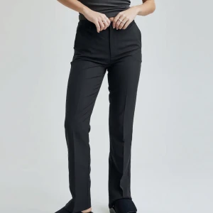 Kostymbyxor  - Snygga trendiga kostymbyxor från bikbok. Köpta här men var tyvärr för tighta för mig. I modellen Vimla, medelhög midja Väldigt bra skick!