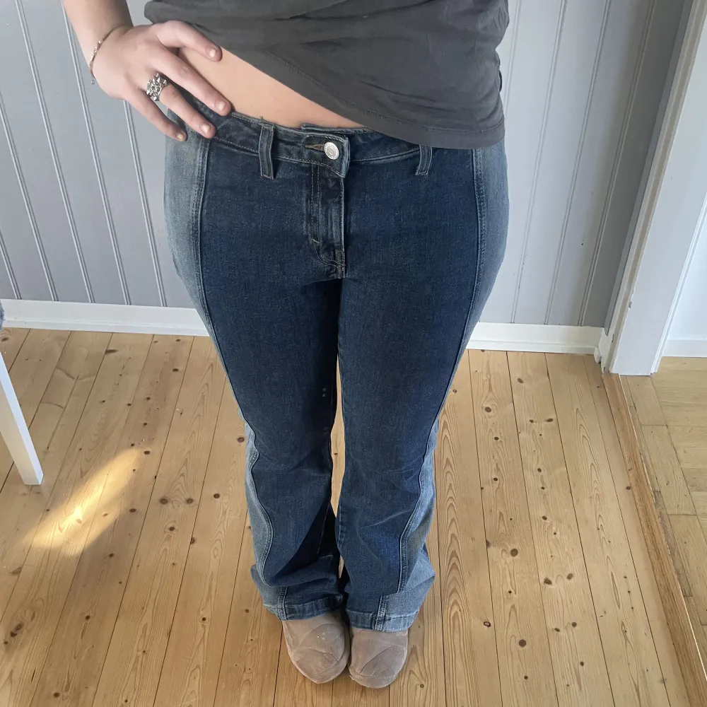 säljer dessa snygga jeans då dom inte kommer till användning!! endast provade❣️ Jeansen är en storlek 32 och sitter bra på mig som är 168 och vanligtvis har storlek M i jeans💖. Jeans & Byxor.