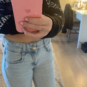 Jeans  - Jättefina jeans från pull&bear. Dom har två knappar, är lågmidjadr men eftersom det är två knappar är dom lite högre, jag har sytt upp dom då dom var för långa. Passar perfekt på mig som är 162cm. Dom är sparsamt använda.🩷