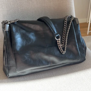 Väska från zara - Detta är en medelstor väska från zara med 3 stora och rimliga fack med ett mindre i, superfint skick och inga märken eller annat, köpte den för 400kr💗