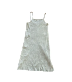 Kort tight klänning från Zara - Super fin kort beige tight klänning från zara. Storlek 130 men passar mig som är 160cm. Köpt för 220kr.Frakt ingår ej🪵🍁🍂📦🌾