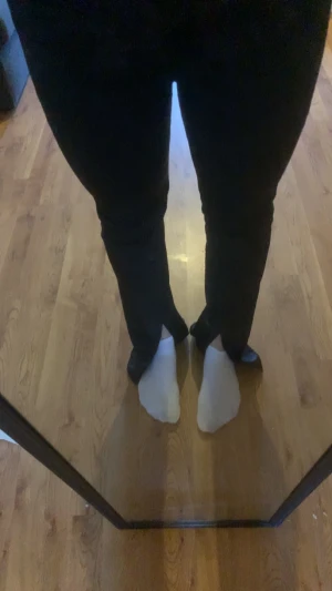 Kostym byxor - Kostym byxor från Gina tricot!  Köpta för 500 kr och endast testat pågrund utav att dom var för korta på mig! De har slits längst ner vilken jag tycker är en väldigt fin detalj 