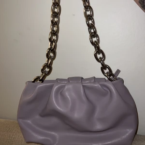 Väska  - Rynkad väska med silverkedja i fint skick, använd fåtal gånger. Inga revor eller skador vad jag kan se. 