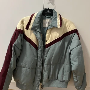 Dunjacka pull and bear st. xs - Dunjacka från pull and bear i storlek xs  Kortare modell 