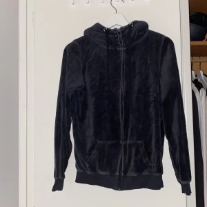 Sammets kofta - Svart sammets kofta från bikbok. Föera bilder kan skickas. 