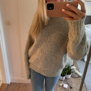 Stickad tröja  - Jätteskönt stickad ulltröja, nästan helt ny och perfekt till hösten🩶