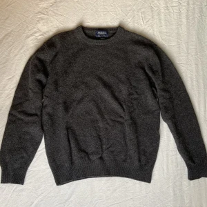 Stickad ulltröja!💋 - En asmysig mörkgrå stickad ulltröja! Den har några defekter i form av slithål, men skriv så skickar jag detaljer!💋 