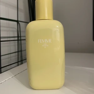 Zara parfym - Zara parfym. Har bara testat den, använt kanske fem sprayar av den. Så den är typ full!😊