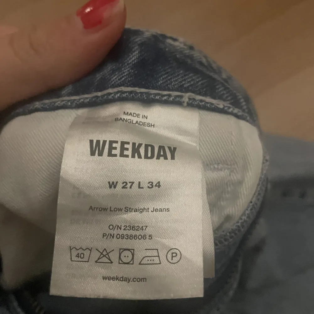 Lågmidjade raka jeans från weekday i modellen: Arrow Low straight jeans  Stolek W27 L34. Jeans & Byxor.
