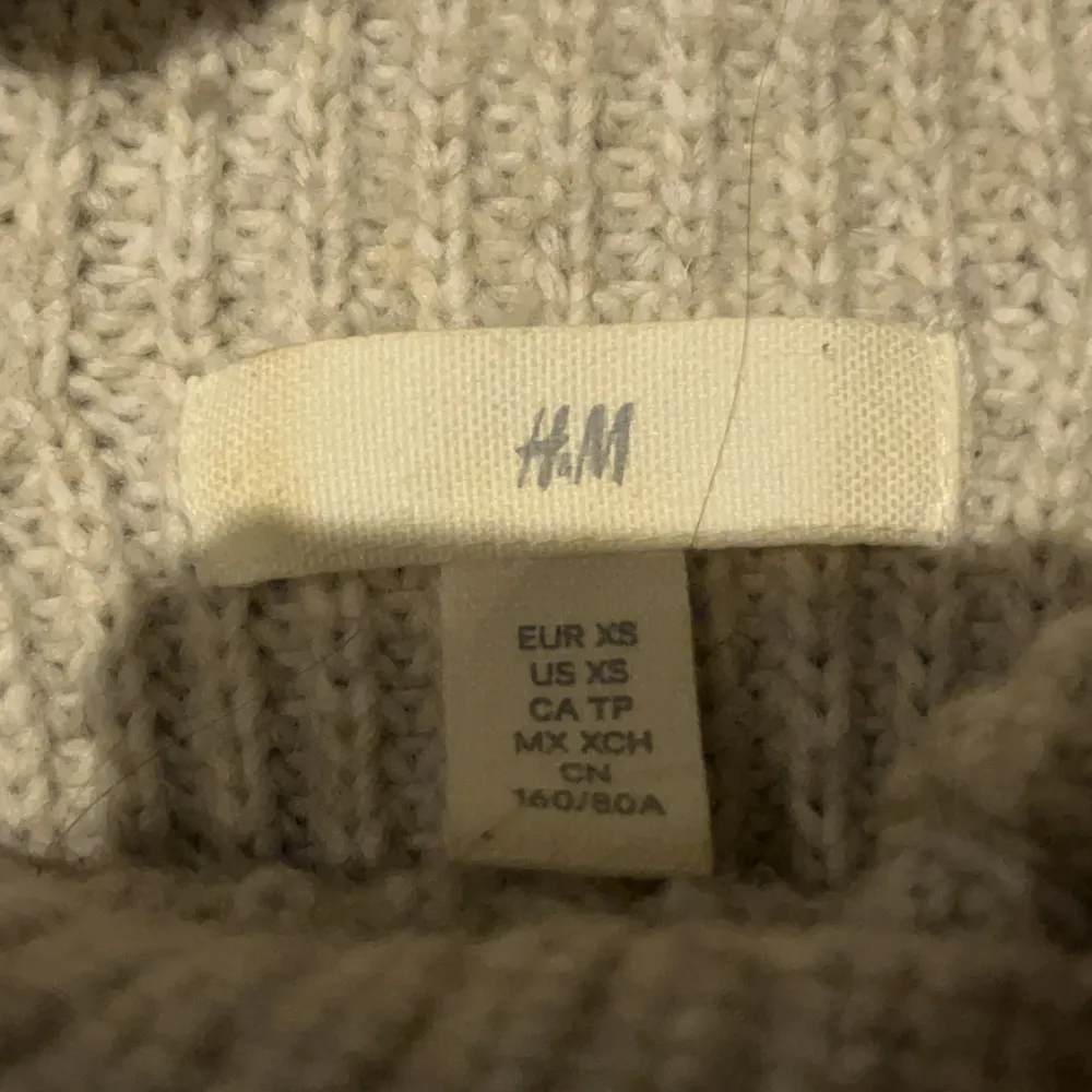 Fin stickad tröja ifrån HM, storlek XS hittar int på hemsidan. Nypris 350 kr ❤️❤️. Stickat.
