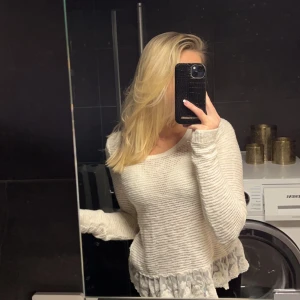 Vit stickad tröja från Hollister, strl S - Fin stickad tröja från Hollister som endast är använd ett fåtal gånger. Tröjan har storlek S, frakt tillkommer vid köp. 💞