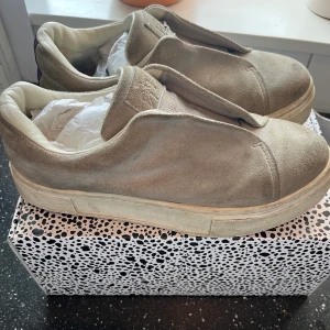 Eytys - Säljer mina eytys i grå mocka då ja inte använder dom längre. 