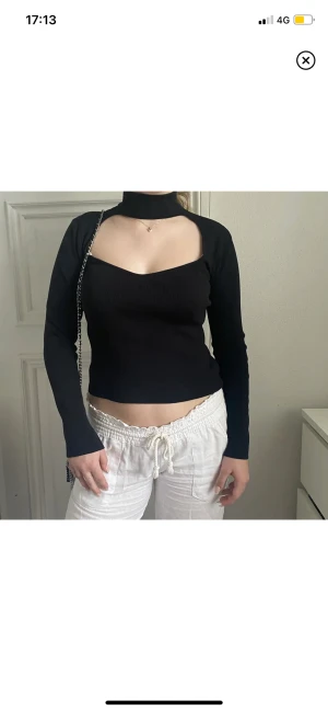 Choker tröja  - Svart Choker tröja från Gina tricot, använd väldigt få gånger. Använd gärna ”köp nu” och allt på min sida är 3 för 2😊💕