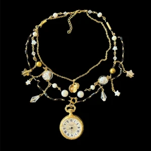 Handgjort halsband  - Fint handgjort halsband med en klocka. Perfekt för hösten:) Vid fler frågor är det bara att skriva:)