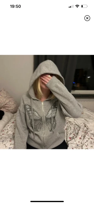 Rhinestone hoodie - Säljer min rhinestone hoodie med fjärilstryck då den inte kommer till användning, dvs den är i nyskick. Den är i storlek s men skulle nog även passa xs!🩷