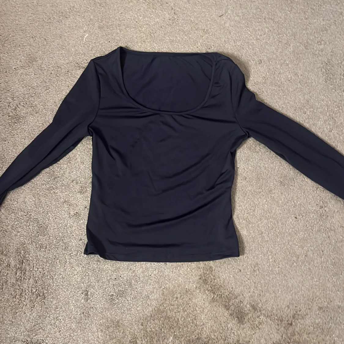Långärmad mörk blå tröja 