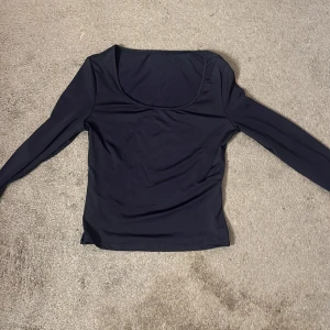 Långärmad mörk blå tröja  - Aldrig använd, bara provad 