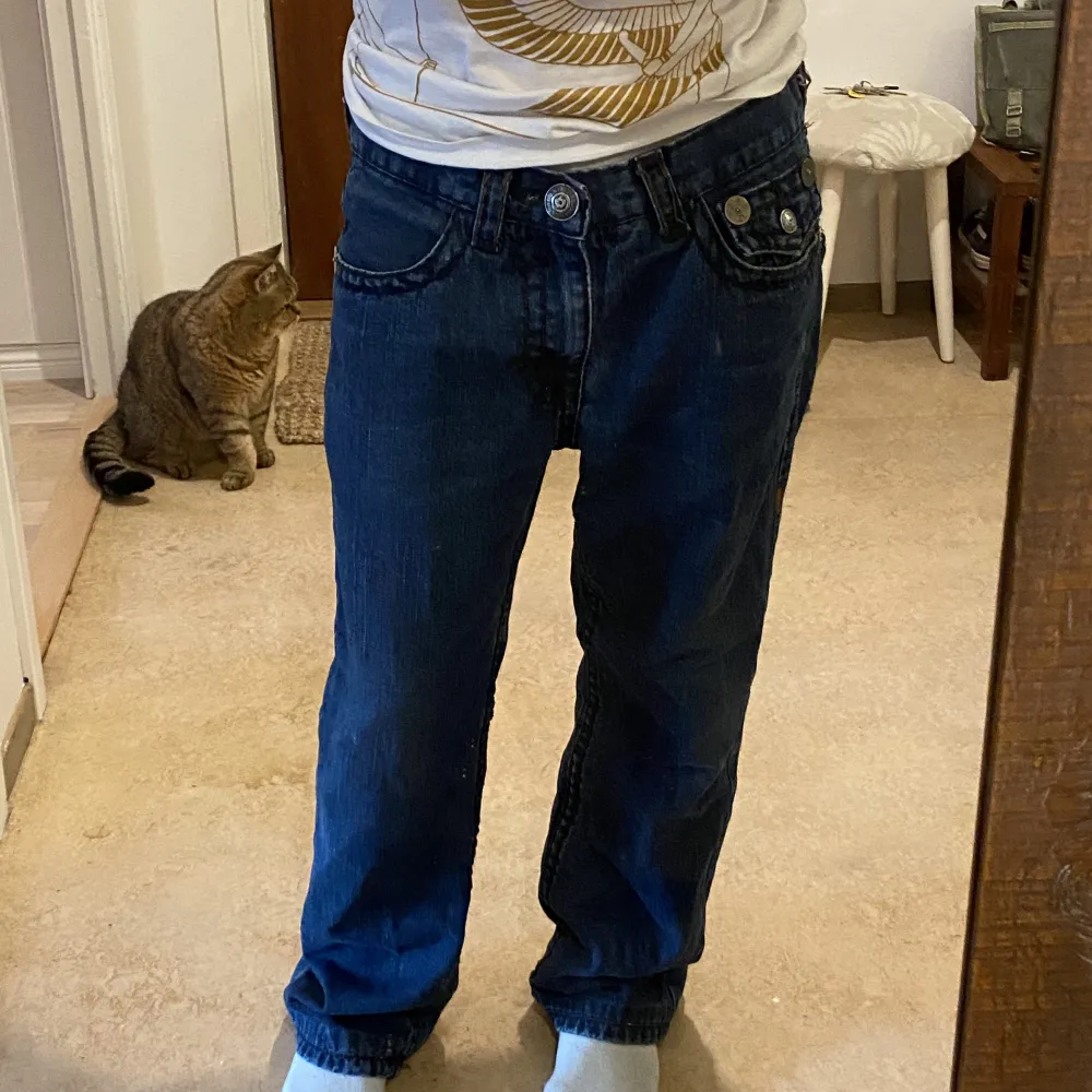 True religion jeans! Jätte bra skick, Billy super t i modellen. Storlek 32 Midjemått: 84cm  Innerbensmått: 70cm Benöppning: 21cm. Jeans & Byxor.
