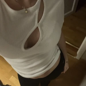 Topp med cut outs  - Jätte cool top från Gina. andvänd en gång, inga defekter❤️