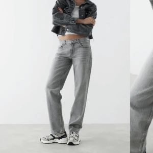 Gina tricot jeans - Säljer mina gråa jeans från Gina tricot🩶har några defekter längst ner då de är för långa för mig, därav priset! skriv för egna bilder
