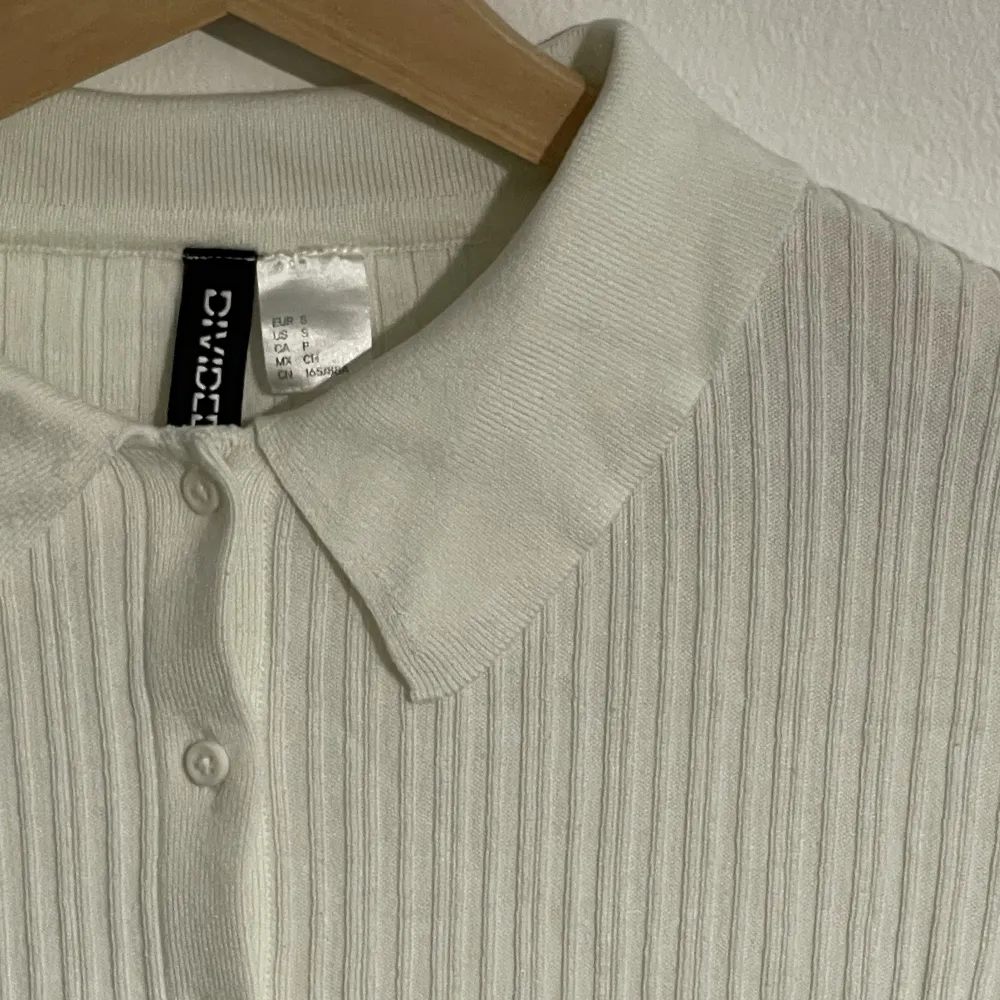 En fin ribbad croppad tröja med knappar✨ Använd. Fint skick! ⭐️ Modellen har storlek S och bh storlek 75C. Passar även för bh D.. Toppar.