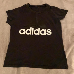T-shirt  - En mjuk och skön t-shirt i storlek S äkta adidas. 