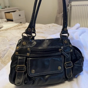 Vintage väska - Svart mindre väska med bruna detaljer