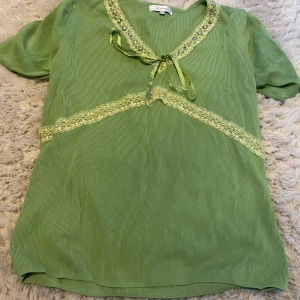 Söt spets topp! - Ljusgrön spets topp i mycket fint skick!  Urigning med glitter detaljer! 