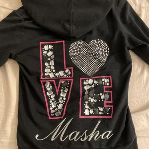 Masha tröja  - Säljer mammas gamla tröja från 90talet 🤩(observera att några rhinestones har lossnat bak)
