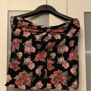 Tubtopp - Blommig tubtopp storlek L, använd ett par sommar men forfarande fin i skicket. 