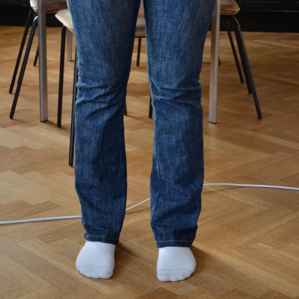 Raka jeans köpta second hand insydda i midjan.  Midjemått ca 40 Innerben: ca 78. Jeans & Byxor.