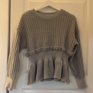 Stickad tröja - Säljer denna fina tröja då den aldrig kommit till användning tyvärr. 