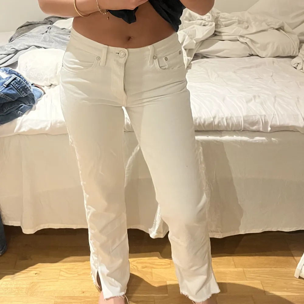 Vita midwaist jeans från Zara med slits. Storlek 36. Jeans & Byxor.