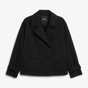 Kort svart trenchcoat  - Kort svart trenchcoat från Monki i st L, ändast använd två gånger och säljer då jag redan har en svart trench! Nypris:600kr 