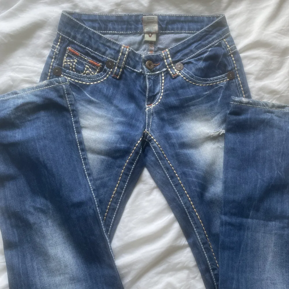 Ett par true religion jeans i low waist med utsvängda ben. Skitsnygga, men tyvärr var dem för små för mig.  Midjemått: 36cm Passar för dem som är runt 160-170cm lång. ❌pris går att diskuteras!! Köp nu funkar alltid❌. Jeans & Byxor.