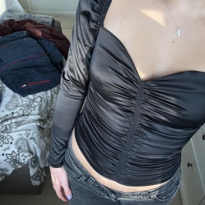 Festtopp från Gina Tricot  - Jättefin festtopp från Gina Tricot, använd ett fåtal gånger, är helt som ny 