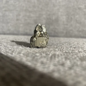 Liten pyritklup - SJUUUKT fin pyrit Den är rå  