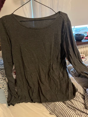 Grå tröja - En helt vanlig grå tröja med lite flätade detaljer vid axlarna 😋