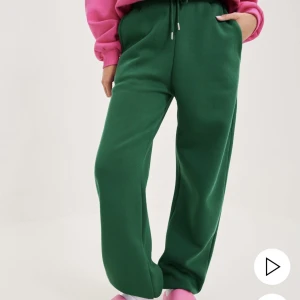 Grönt mjukissett - Grönt mjukissett från Nelly. Båda delarna är inkluderade i priset. Byxorna är i XXS och tröjan är i XS. De är oversize, så skulle säga att de passar XS/S/M. Köparen står för frakten💕