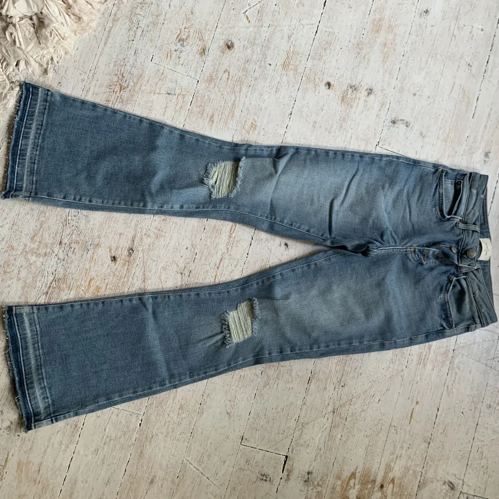 Trendiga jeans i cropt modell dvs ankel längd i märket Five Units. Perfekt slitna med hål på knäna. Snygga fickor som får rumpan att se fin ut. Passar till  sneakers och stiletter.. Jeans & Byxor.