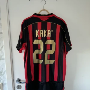 AC Milan 06/07 hemmatröja Kaka - Sällsynt AC Milan tröja från 06/07 säsongen med Kaka på ryggen. I utmärkt skick bara använd några gånger