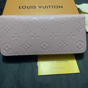 Louis Vuitton - plånbok för damer, mycket fint. Helt ny!   Buda, alternativt köp med frakt.   Kan fraktas, mötas i Malmö/Trelleborg området. 