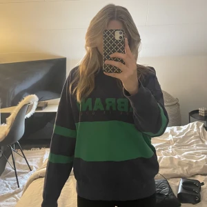 Sweatshirt 💚 - Säljer min otroligt fina sweatshirt från märket abrand jeans köpt för 699. Säljer pga att den inte kommer till användning. 