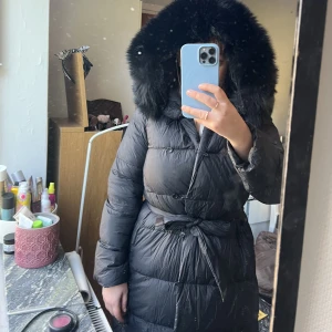 Tunn dunjacka FUR STOCKHOLM stl M - Tunn dun Jacka med äkta päls från FUR STOCKHOLM, använd endast fåtal gånger och har inga defekter. Säljes för 1400. Pris kan diskuteras vid snabb affär.
