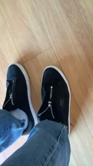 arigato skor - tjena, säljer mina arigato skor eftersom jag har tröttnat på dom. Knappt använda. Allt ingår. mvh
