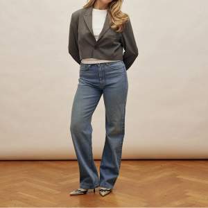 Säljer ett par otroligt fina jeans från Djerf Avenue ”straight jeans mid blue” ord pris 1300kr. Fler bilder finns på hemsidan. Stl 24 och true to size. Säljer då dem inte kommer till användning. Bra och fint skick.