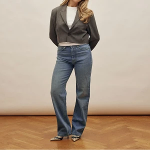 Djerf Avenue Jeans - Säljer ett par otroligt fina jeans från Djerf Avenue ”straight jeans mid blue” ord pris 1300kr. Fler bilder finns på hemsidan. Stl 24 och true to size. Säljer då dem inte kommer till användning. Bra och fint skick.