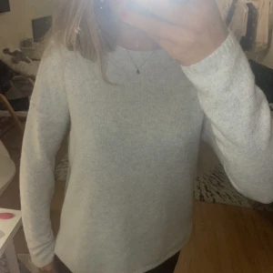 Glittrig stickad tröja  - Grå stickad tröja  Köpt från sellpy 