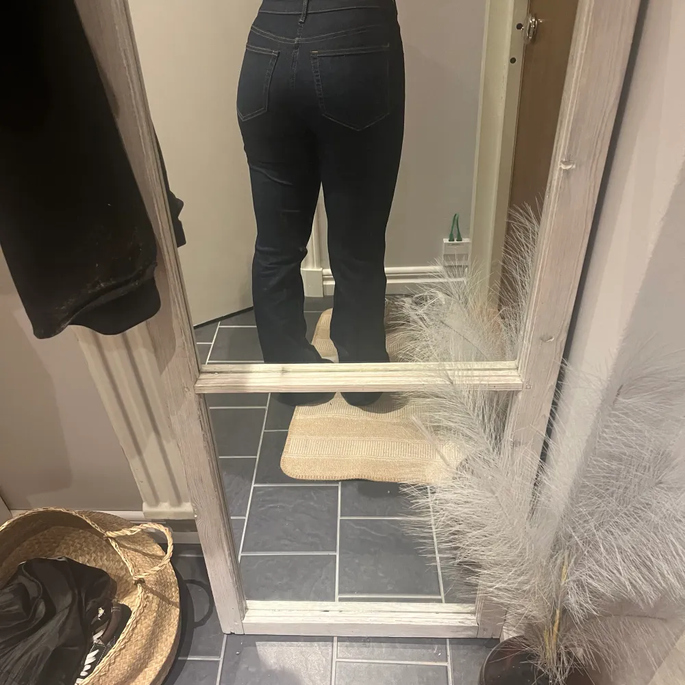 Snygga jeans från h&m, low waist.  De sista bild för sömdetaljer och färgen! . Jeans & Byxor.