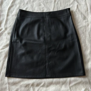 Skinnkjol från Gina Tricot  - Skinnkjol från Gina Tricot. Mjukt material men sitter fint runt höft och lår. 